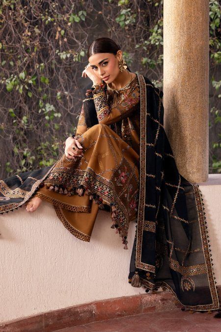 Jazmin - Embroidered Luxury Lawn SL26-D05